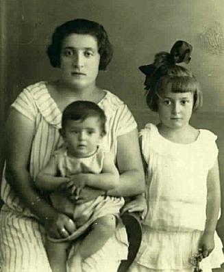 Etka (nee Mlynarsewicz) Szejnberg Family Palestine, ca 1926.JPG